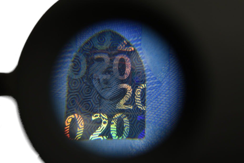 Reacción de billete a luz ultravioleta